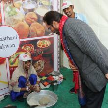 The Union Minister for Minority Affairs, Shri Mukhtar Abbas Naqvi visiting the Stalls, at Hunar Haat, at Islam Gymkhana Marine Lines, in Mumbai on January 08, 2018.