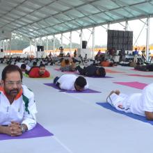 performed Yoga with Jharkhand CM Shri Raghubar  Das & a large number of people from all walks of life on the occasion of International Yoga Day at Prabhat Tara Maidan, Dhurwa in Ranchi.