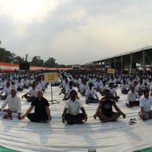 performed Yoga with Jharkhand CM Shri Raghubar  Das & a large number of people from all walks of life on the occasion of International Yoga Day at Prabhat Tara Maidan, Dhurwa in Ranchi.