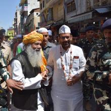 oday offered Chadar of PM Shri Narendra Modi at Ajmer Sharif Dargah of Khwaja Moinuddin Chishti, symbol of Indias great spiritual 