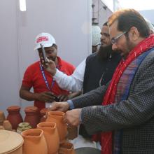 The Union Minister for Minority Affairs, Shri Mukhtar Abbas Naqvi visiting the Stalls, at Hunar Haat, at Islam Gymkhana Marine Lines, in Mumbai on January 08, 2018.