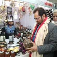 The Union Minister for Minority Affairs, Shri Mukhtar Abbas Naqvi visiting the Stalls, at Hunar Haat, at Islam Gymkhana Marine Lines, in Mumbai on January 08, 2018.